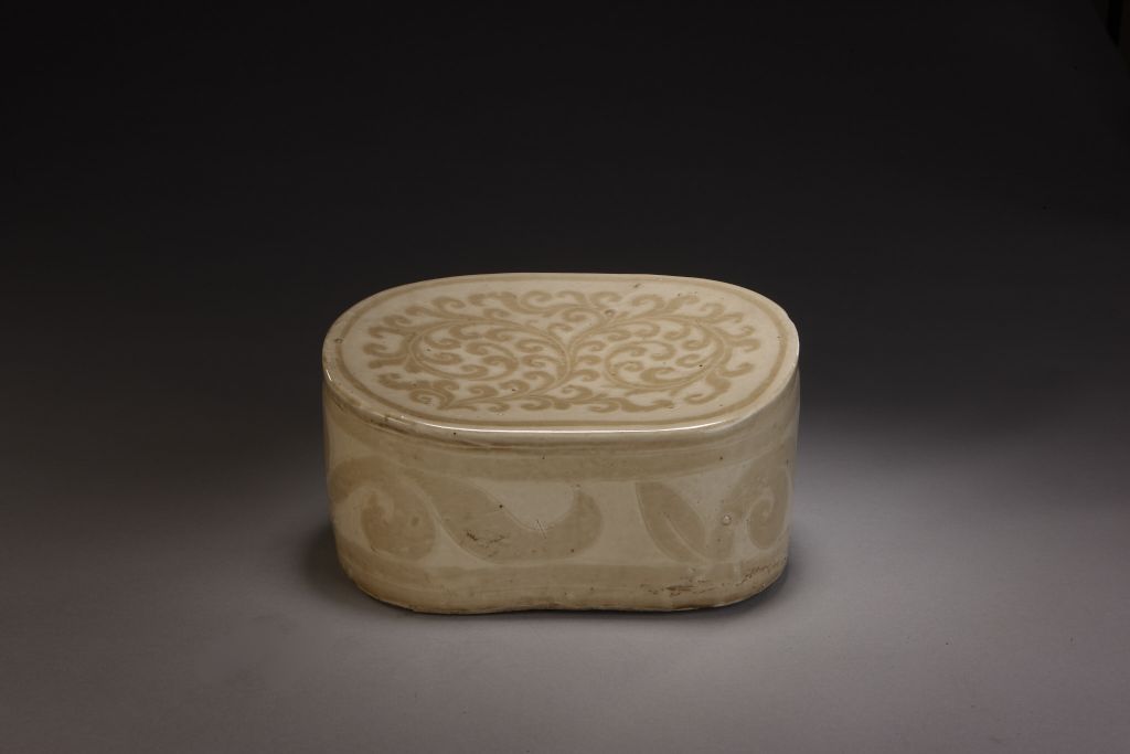 图片[1]-Ding Kiln White Glaze Steamed rolls Grass Pattern Waist Round Pillow-China Archive